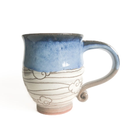 Tasse à anse motif nuages