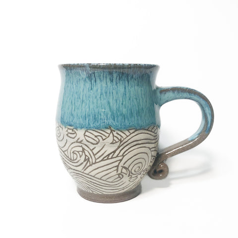 Tasse à anse motif vagues