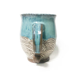 Tasse à anse motif vagues