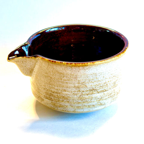 Bol à matcha avec bec verseur