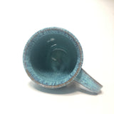 Tasse à anse motif vagues